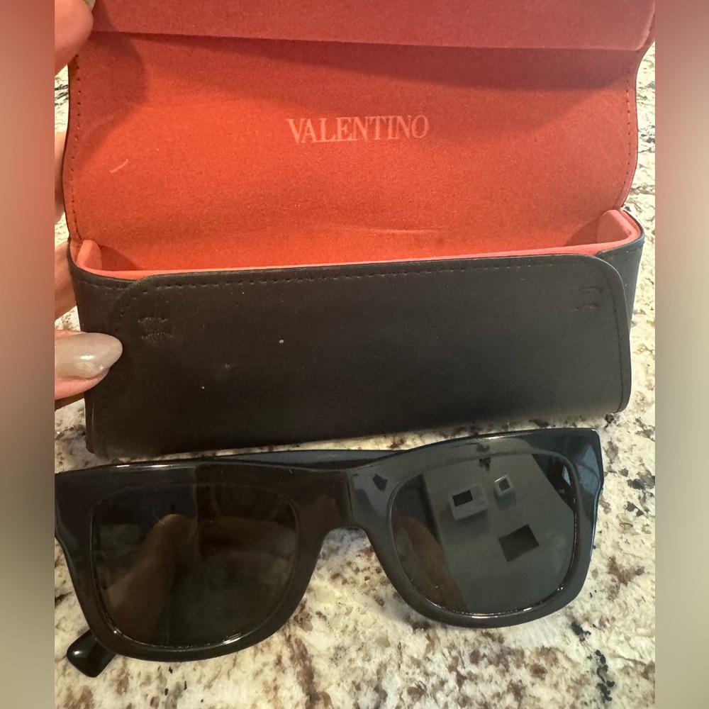 Valentino Black sunglasses VA 4045 5001/87 sz 50 
Gently worn